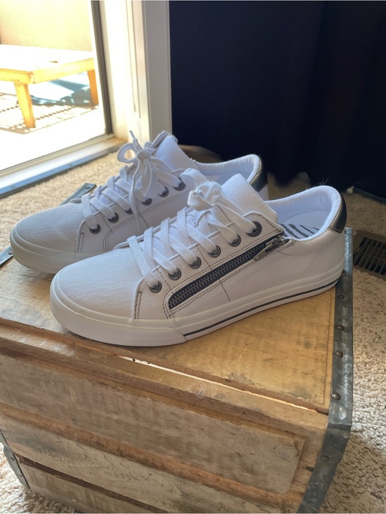 Taos Footwear Shoes - TAOS White Low-Top Canvas Sneakers with Side Zipper Size 8.5 Women
